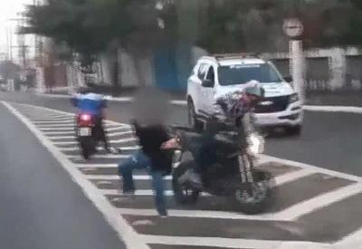 SP: criminosos tentam roubar motociclista no meio de avenida SP: criminosos tentam roubar motociclista no meio de avenida
