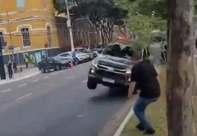 Viatura da Rota atropela casal durante apresentação no centro de SP Viatura da Rota atropela casal durante apresentação no centro de SP