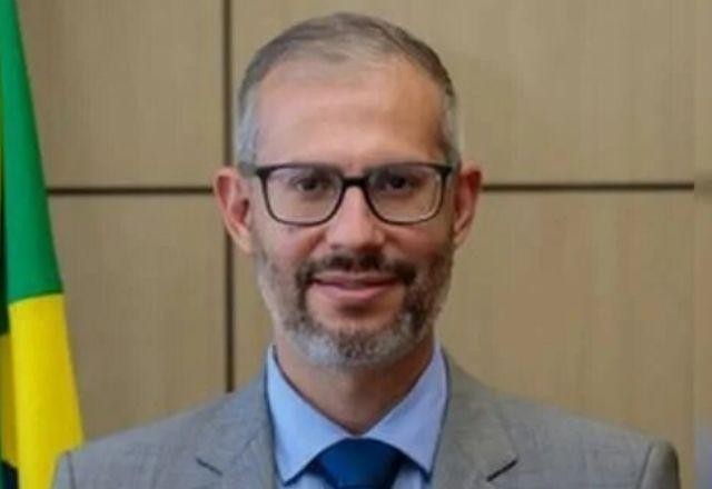 Imagem da noticia Governo oficializa Victor Godoy como ministro da Educação