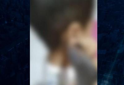 Mãe tortura bebê com faca em vídeo: "Ele vem ou o filho dele vai morrer" Mãe tortura bebê com faca em vídeo: "Ele vem ou o filho dele vai morrer"