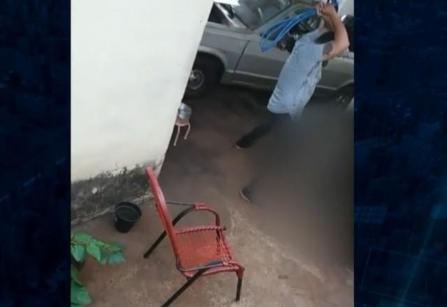 Imagem da noticia Pastor evangélico é flagrado espancando cachorro com mangueira