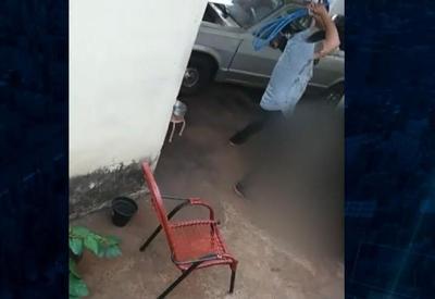 Pastor evangélico é flagrado espancando cachorro com mangueira Pastor evangélico é flagrado espancando cachorro com mangueira