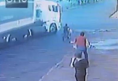 Vídeo: homem salva criança de atropelamento no interior de SP