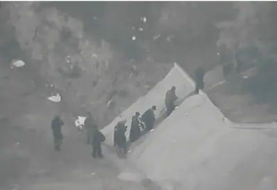 Criminosos fogem da Vila Cruzeiro após início da operação no Rio; veja imagens Criminosos fogem da Vila Cruzeiro após início da operação no Rio; veja imagens