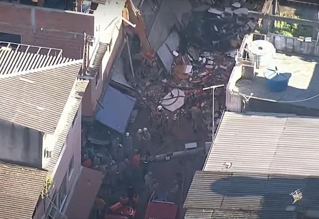 Imagem da noticia Casal e filha de 3 anos estão sob escombros de prédio que desabou no RJ