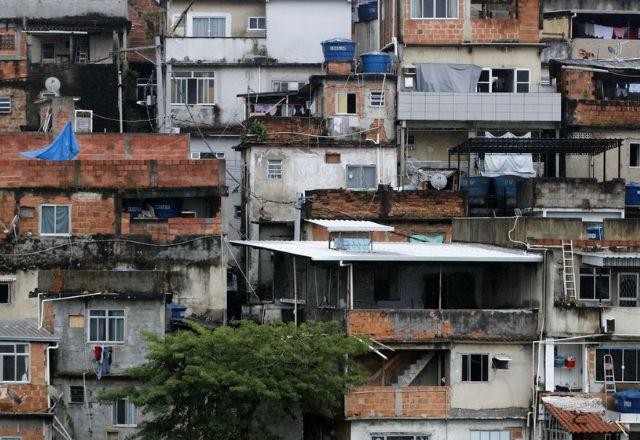Imagem da noticia Comunidades cariocas dominadas por milícias sofrem com o tráfico de drogas