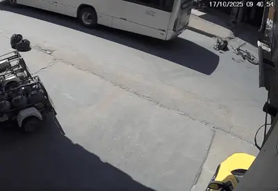 VÍDEO: ciclista é atropelado por ônibus no DF e motorista segue viagem sem prestar socorro VÍDEO: ciclista é atropelado por ônibus no DF e motorista segue viagem sem prestar socorro
