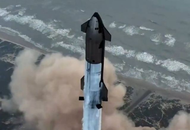 Imagem da noticia Megafoguete da SpaceX voa e pousa com sucesso pela primeira vez; assista ao vídeo