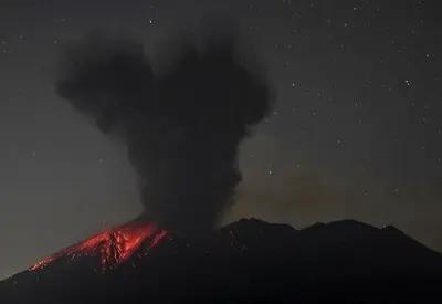 Vulcão Sakurajima entra em erupção no Japão e causa cancelamento de voos Vulcão Sakurajima entra em erupção no Japão e causa cancelamento de voos