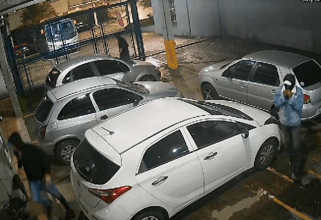 Imagem da noticia Quadrilha invade estacionamento no ABC Paulista, rende funcionário e rouba 4 carros