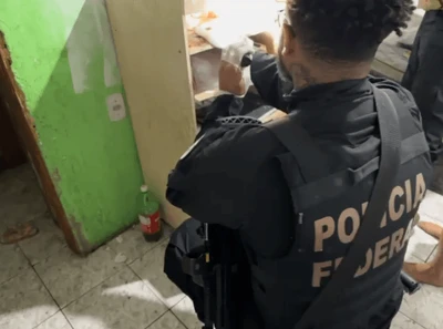 Mãe é presa pela PF no RJ por abusar das próprias filhas e postar vídeos delas na dark web Mãe é presa pela PF no RJ por abusar das próprias filhas e postar vídeos delas na dark web