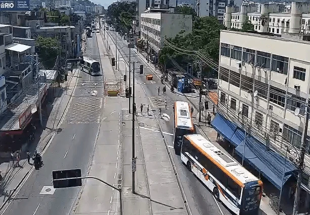 Imagem da noticia Quatro ônibus são sequestrados e usados como barricadas na Praça Seca (RJ)