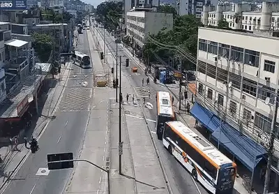 Quatro ônibus são sequestrados e usados como barricadas na Praça Seca (RJ) Quatro ônibus são sequestrados e usados como barricadas na Praça Seca (RJ)