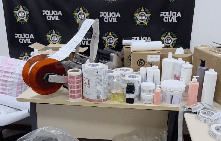 Imagem da noticia Polícia fecha fábrica clandestina de cosméticos na Baixada Fluminense; dono do local foi preso