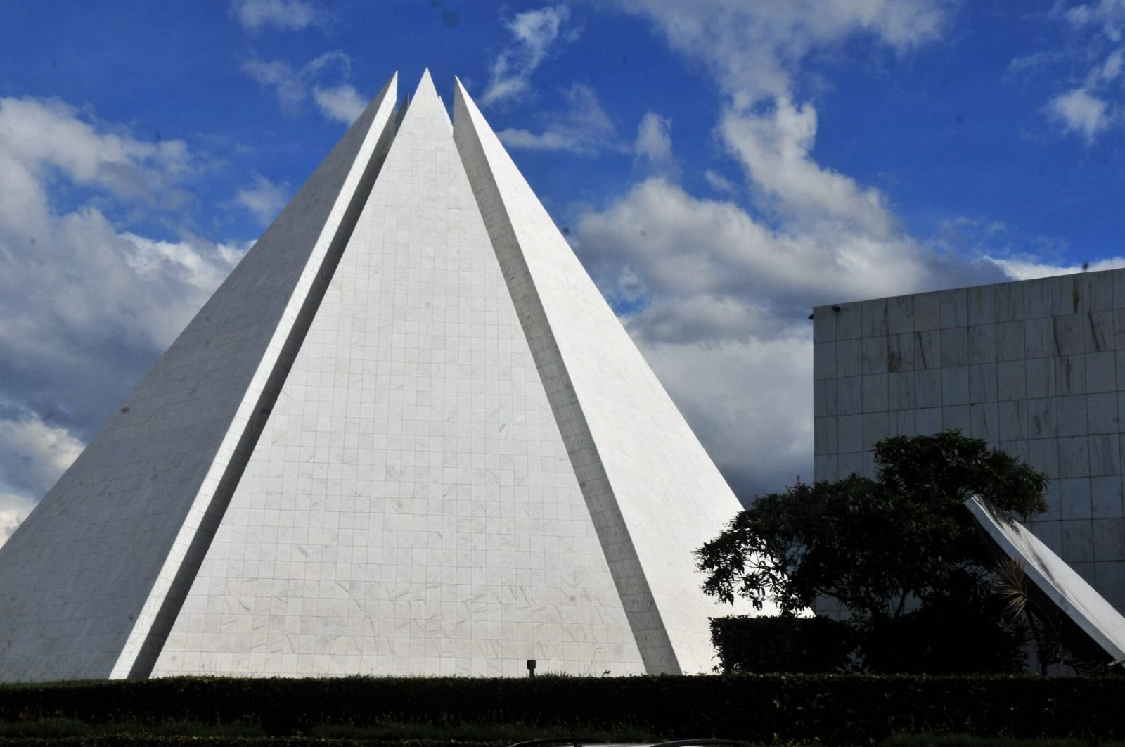 Imagem da noticia Brasil tem mais templos religiosos do que hospitais e escolas juntos, diz Censo 2022