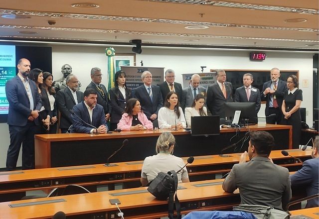 Imagem da noticia 17 setores da economia lançam manifesto contra reoneração da folha de pagamento