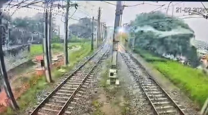 Imagem da noticia Raio atinge fiação de linha de trem em SP e paralisa trecho