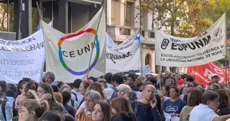 Imagem da noticia Estudantes e professores protestam contra cortes na educação na Argentina
