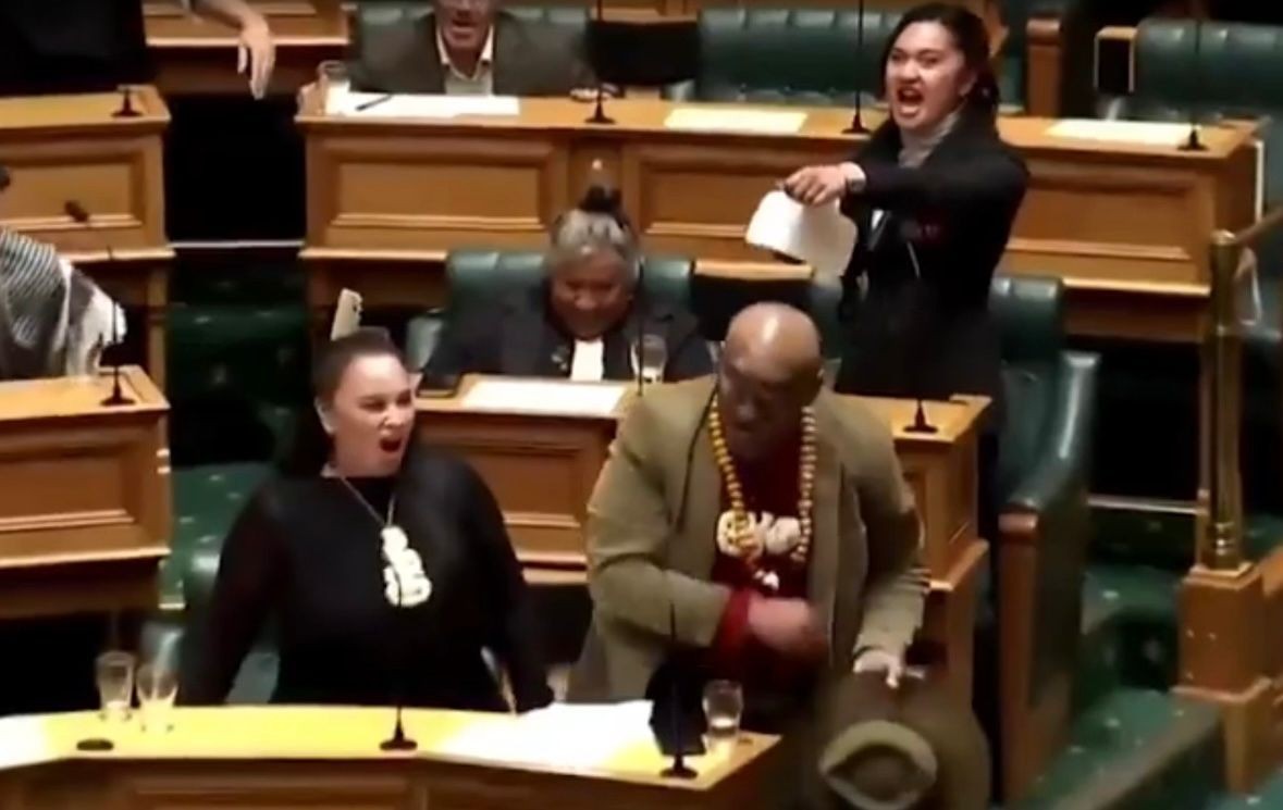 Imagem da noticia Deputados da Nova Zelândia dançam 'haka' em protesto contra projeto de lei