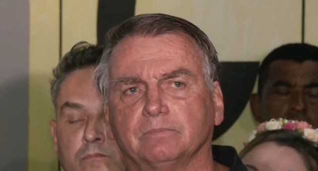 Imagem da noticia Bolsonaro: "É loucura falar em golpe com um general da reserva e cinco oficiais militares"