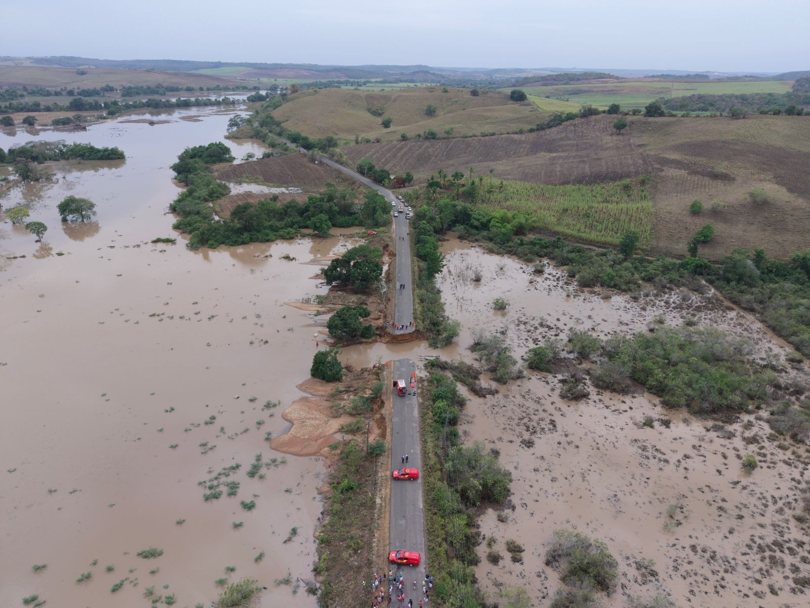 Imagem da noticia Parte de rodovia desaba após chuva forte e causa mortes em Sergipe