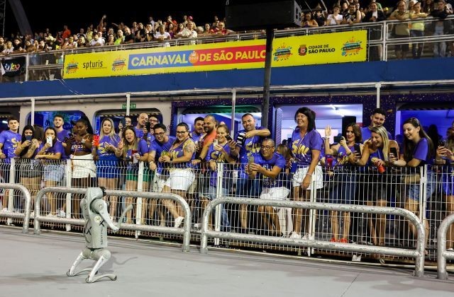 Imagem da noticia Smart Dog ajuda na segurança durante o Carnaval e conquista foliões em São Paulo