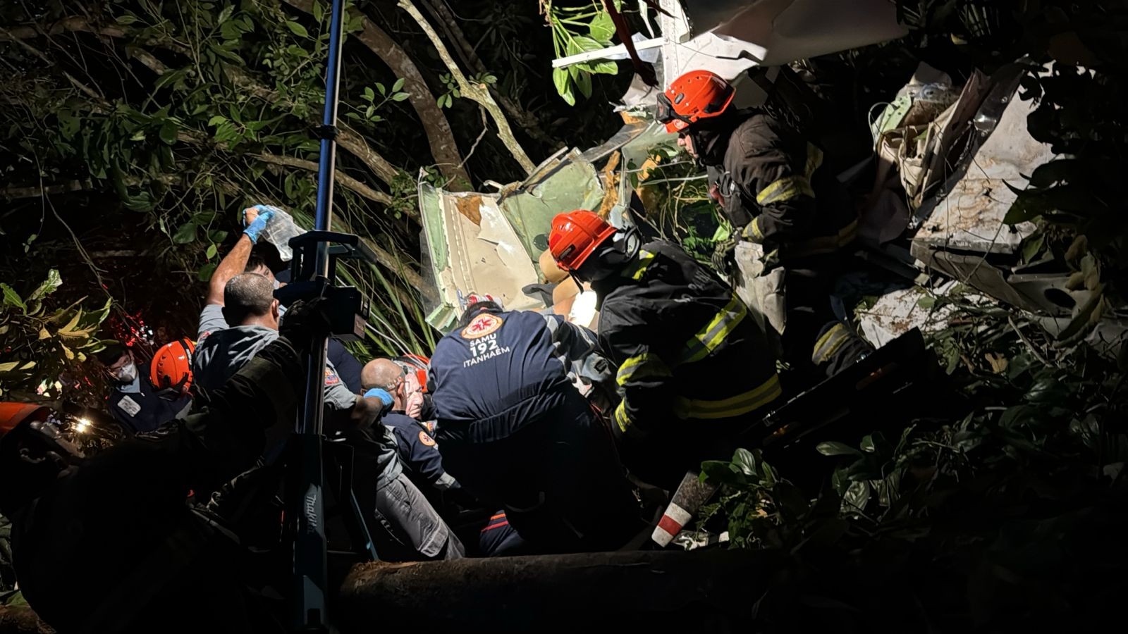 Imagem da noticia SBT News madrugada: Queda de avião de pequeno porte deixa um morto no litoral paulista