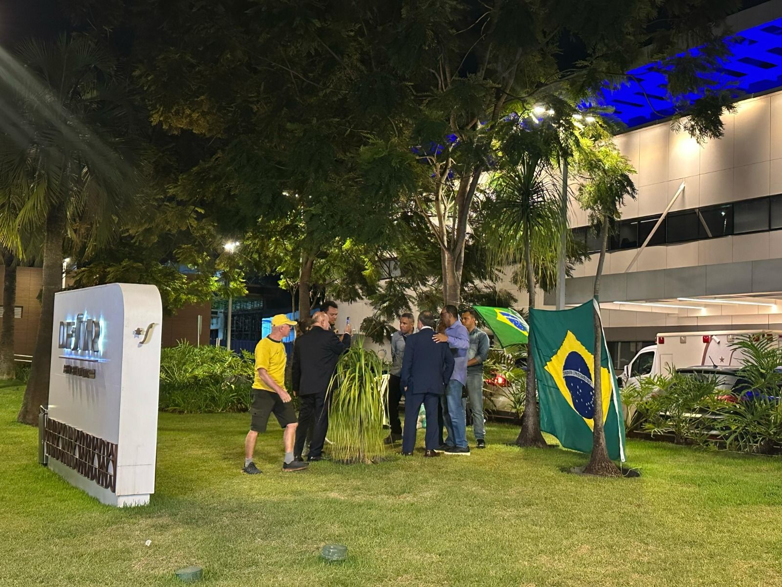 Imagem da noticia Oração, bandeiras do Brasil e presentes para Michelle: o clima no hospital onde está Bolsonaro