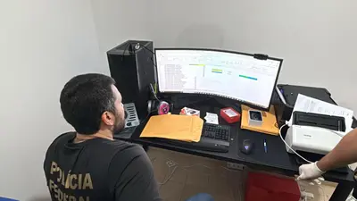 PF prende 4 suspeitos em operação contra fraudes em pensões e aposentadorias na UFRJ PF prende 4 suspeitos em operação contra fraudes em pensões e aposentadorias na UFRJ