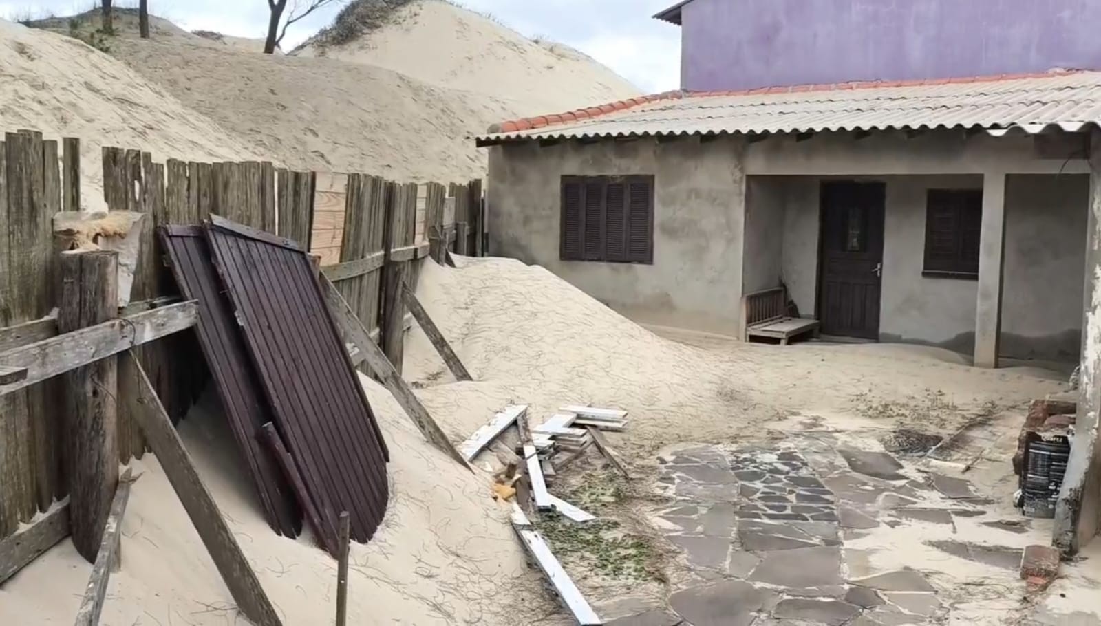 Imagem da noticia Dunas avançam e ameaçam casas e comércios em Tramandaí (RS)