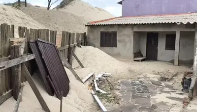 Dunas avançam e ameaçam casas e comércios em Tramandaí (RS) Dunas avançam e ameaçam casas e comércios em Tramandaí (RS)
