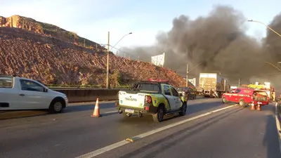 Incêndio de grandes proporções atinge lote com materiais recicláveis em Contagem (MG) Incêndio de grandes proporções atinge lote com materiais recicláveis em Contagem (MG)