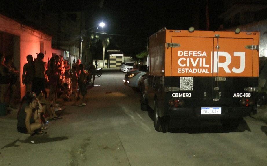 Duas crianças, deixadas sozinhas em casa com irmão de 8 anos, morrem em incêndio no Rio Duas crianças, deixadas sozinhas em casa com irmão de 8 anos, morrem em incêndio no Rio