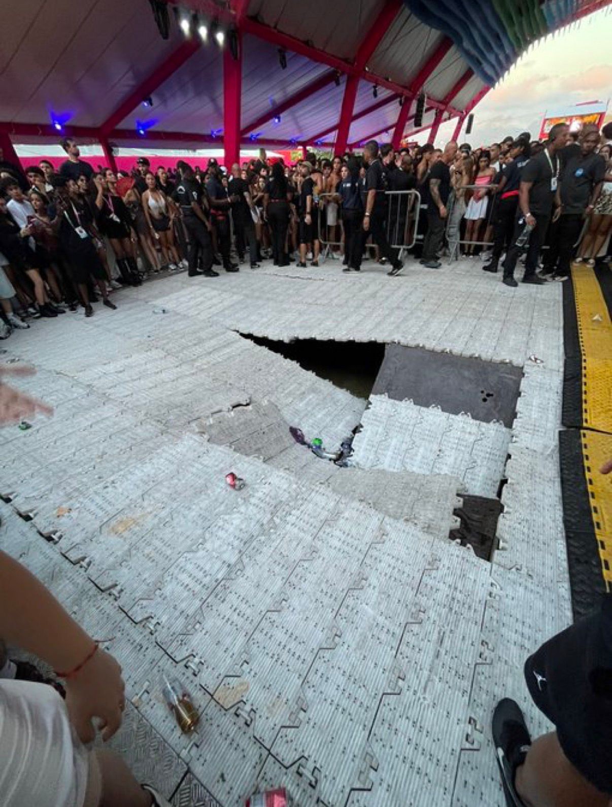 Imagem da noticia CarnaRildy cancela shows após piso ceder durante apresentação de Veigh no Rio