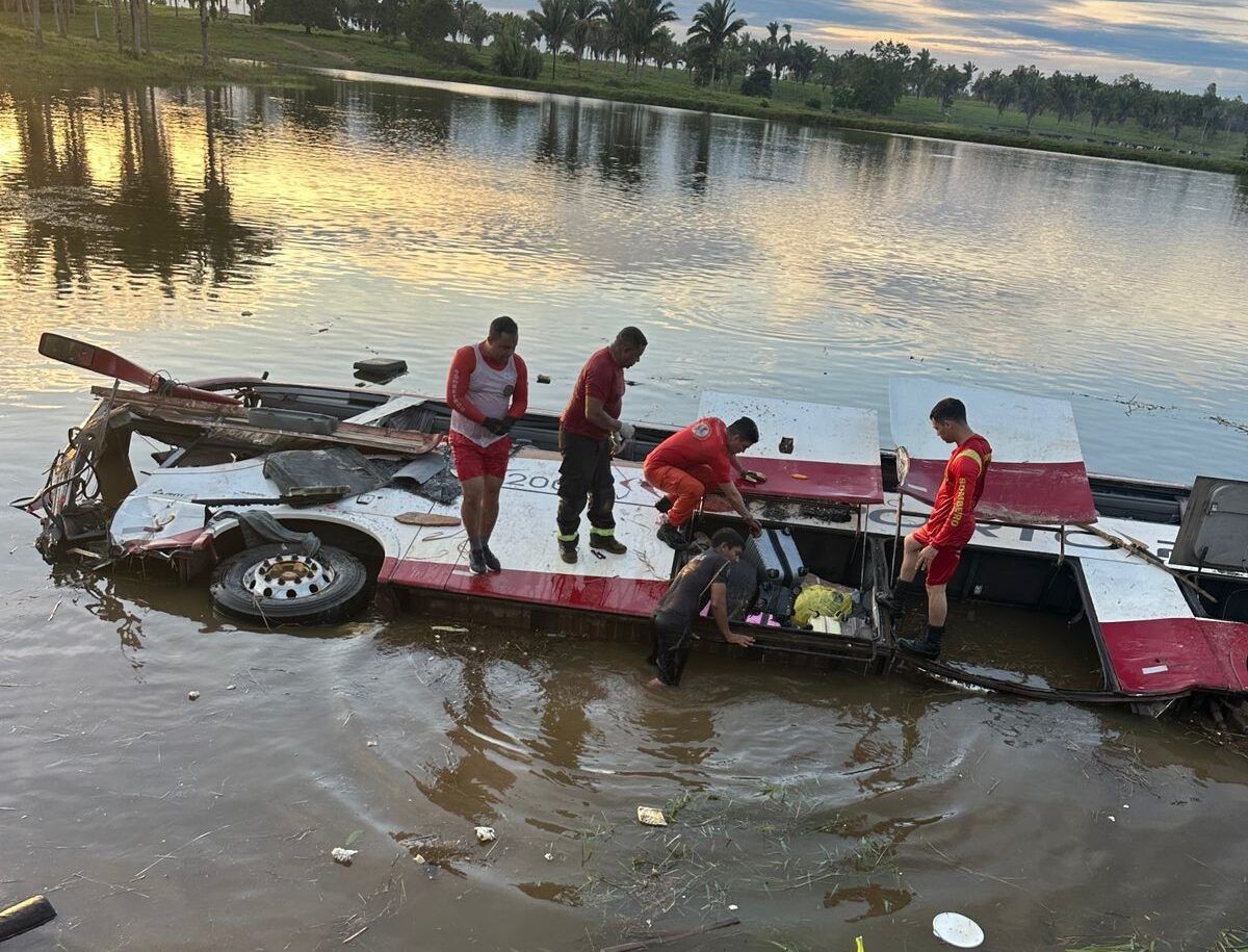 Imagem da noticia Ônibus cai em açude no interior do Maranhão e deixa ao menos 2 mortos e 14 feridos