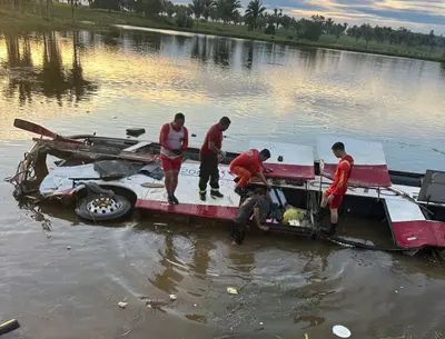 Ônibus cai em açude no interior do Maranhão e deixa ao menos 2 mortos e 14 feridos Ônibus cai em açude no interior do Maranhão e deixa ao menos 2 mortos e 14 feridos