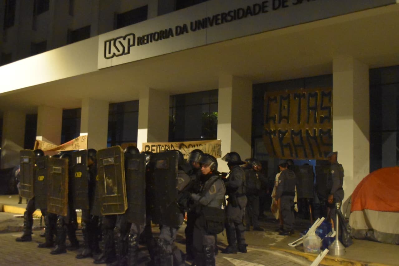 Imagem da noticia Ocupação de estudantes da USP tem madrugada tensa marcada por ação policial