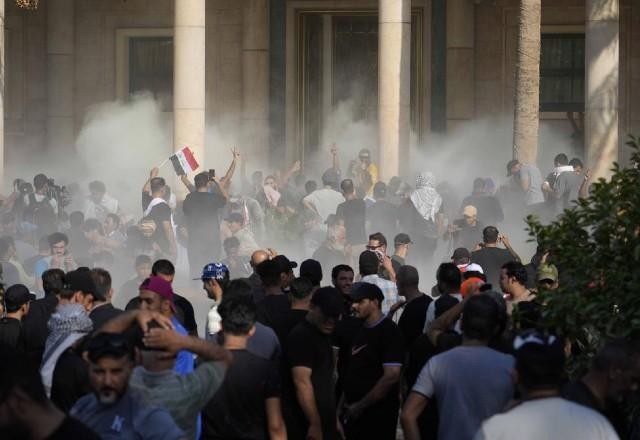 Imagem da noticia Protestos tomam ruas de Bagdá após renúncia de líder xiita; 30 morrem