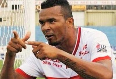 Ex-jogador paga fiança e é solto após agredir namorada Ex-jogador paga fiança e é solto após agredir namorada