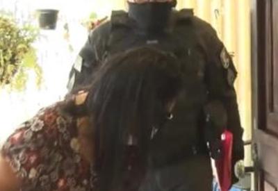 Polícia prende cuidadora de idosas acusada de maus-tratos Polícia prende cuidadora de idosas acusada de maus-tratos