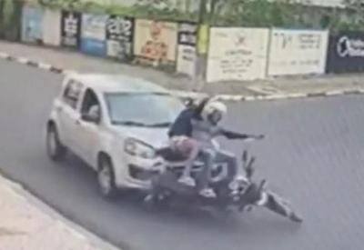 Vídeo: motorista atropela criminosos durante assalto Vídeo: motorista atropela criminosos durante assalto