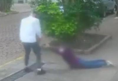 Flagrante: mulher luta contra bandido durante assalto Flagrante: mulher luta contra bandido durante assalto