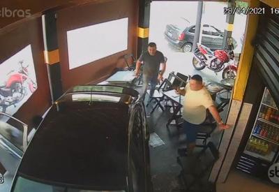 Vídeo: criança escapa de atropelamento em pizzaria por pouco Vídeo: criança escapa de atropelamento em pizzaria por pouco