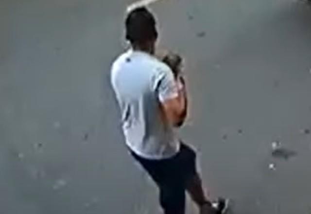 Imagem da noticia Vídeo: ladrões roubam cachorra em frente à barbearia do dono