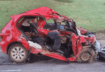 Acidente entre carro e caminhão deixa cinco mortos em rodovia de Cocalzinho (GO) Acidente entre carro e caminhão deixa cinco mortos em rodovia de Cocalzinho (GO)