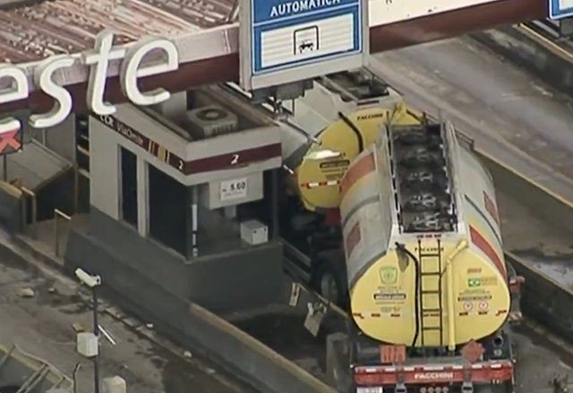 Imagem da noticia SP: Caminhão-tanque colide em pedágio na rodovia Castello Branco