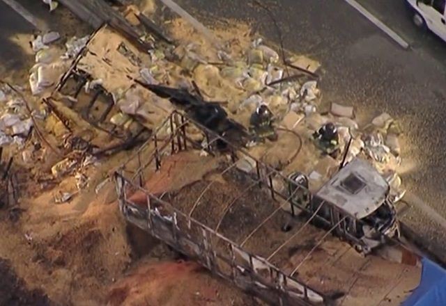 Imagem da noticia SP: Caminhão é prensado no guard-rail em grave acidente