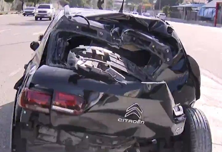 Imagem da noticia Motorista é arremessado após carro capotar em avenida de SP