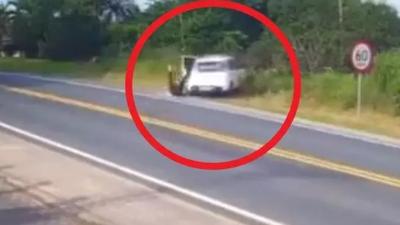 Vídeo: Motorista cai em ribanceira ao perseguir passageiro que se jogou do carro