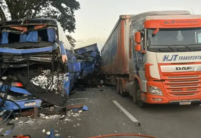 Acidente com seis veículos na Dutra deixa um morto e 37 feridos em Taubaté (SP) Acidente com seis veículos na Dutra deixa um morto e 37 feridos em Taubaté (SP)